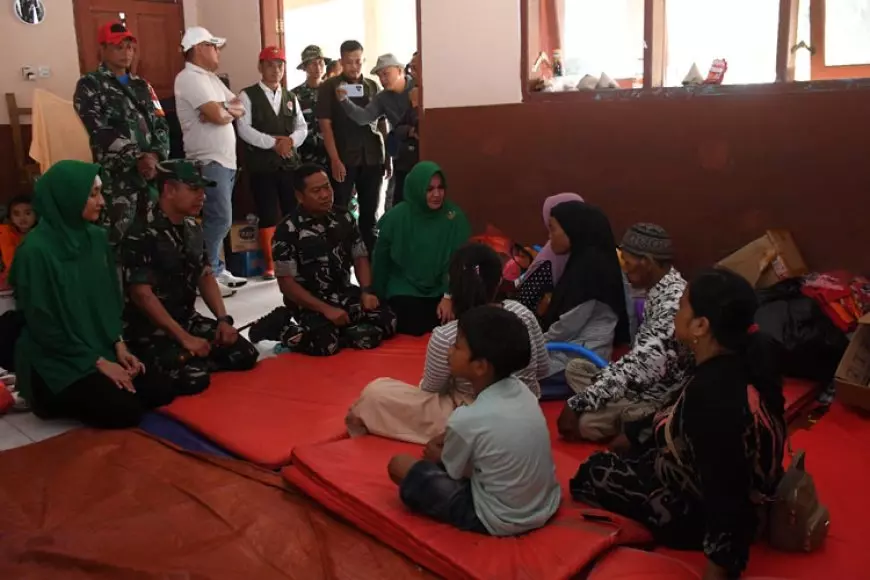 TNI Tingkatkan Respons Darurat Semeru, Danrem 083 BDJ Tinjau Kondisi Pengungsi