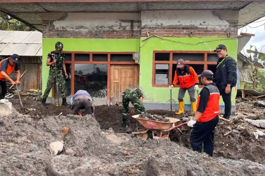 GKJW Lawang Bersama Rumah Sakit dan Relawan Bantu Warga Terdampak Erupsi Semeru