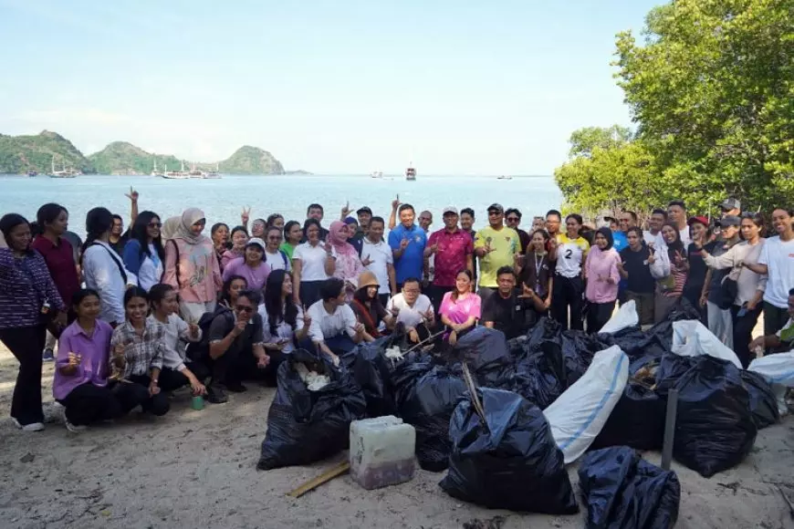 Jaga Kebersihan dan Keberlanjutan Destinasi, BPOLBF Bersihkan Pantai Binongko Labuan Bajo