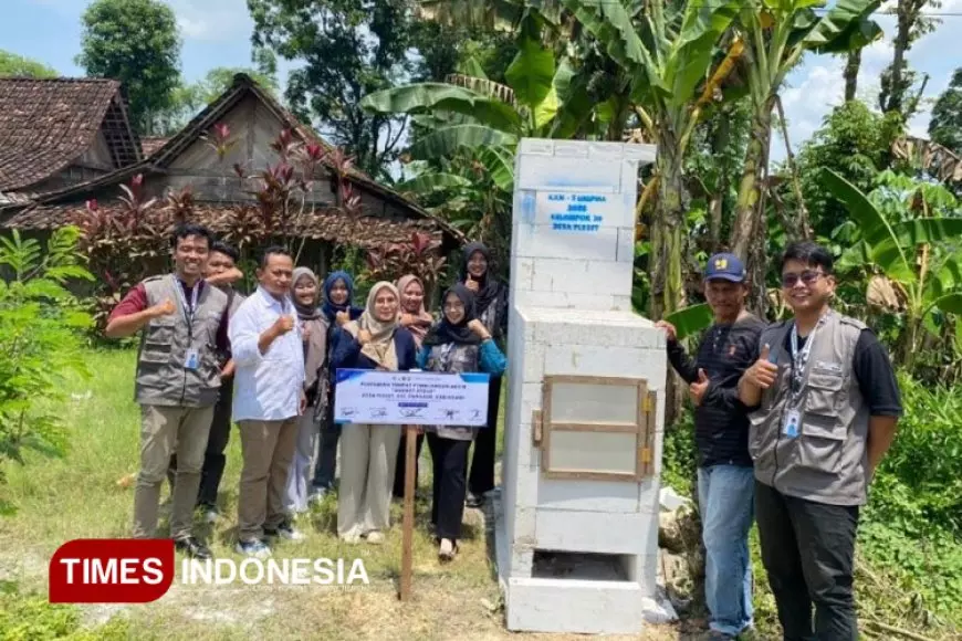 Kelompok 30 KKN-T Berdampak UNIPMA Ciptakan Rocket Stove Solusi Pengelolaan Sampah Ramah Lingkungan di Desa Pleset, Ngawi 