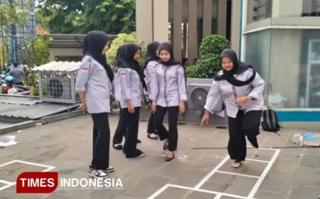 Siapkan Guru Kreatif, Mahasiswa PGSD UM Gresik Praktik Permainan Tradisional