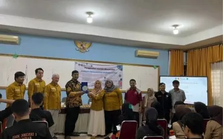 Dosen Politeknik Negeri Padang Edukasi Keselamatan Lalu Lintas Siswa SMKN 1 Sumbar