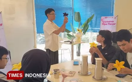 Mahasiswa Departemen Sastra Jerman UM Gelar Workshop Pipe Flowers Kreatif