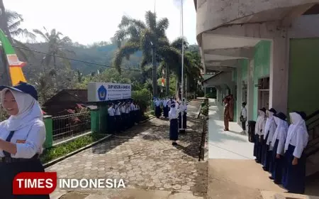 Upacara Bendera Rutin, Strategi SMPN 4 Bandar Pacitan Tanamkan Disiplin dan Kepemimpinan Siswa