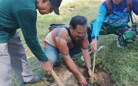 Wisata Sambil Konservasi, MLH Muhammadiyah Tanam Pohon di Pantai Modangan