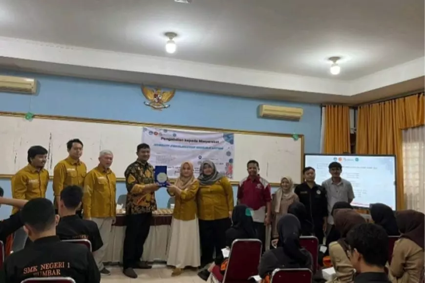 Dosen Politeknik Negeri Padang Edukasi Keselamatan Lalu Lintas Siswa SMKN 1 Sumbar