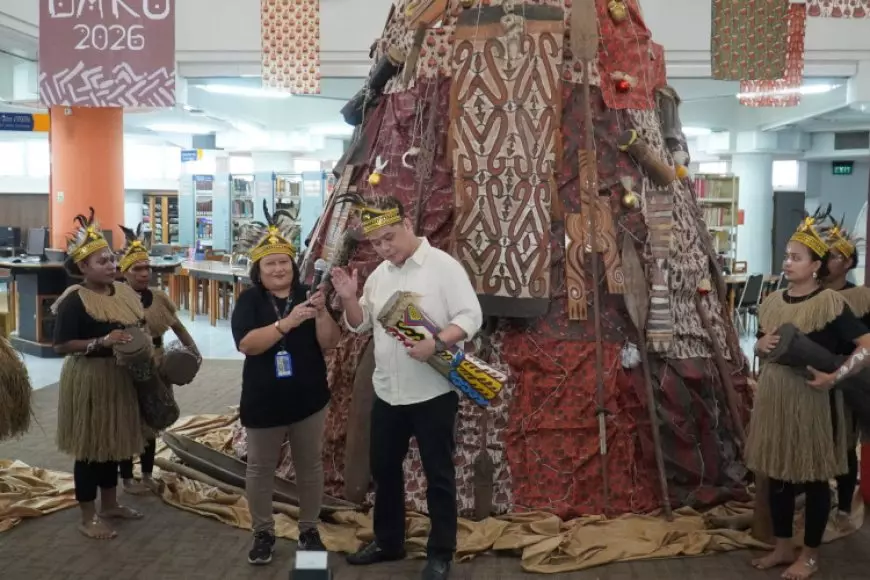 Sentuhan Magis Kain Motif AI dan Artefak Papua di Pohon Natal Raksasa UK Petra Surabaya
