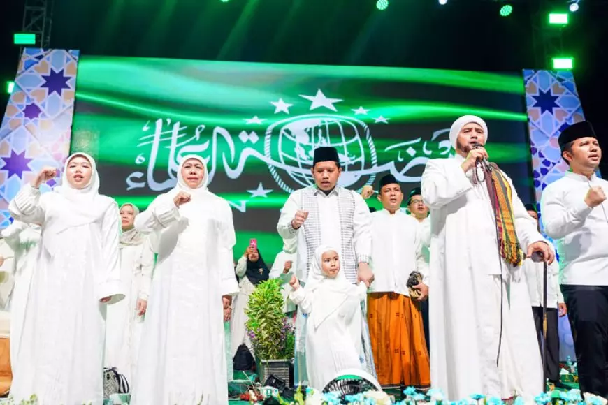 Khofifah dan Habib Syech Pimpin Shalawat Akhir Tahun di Surabaya