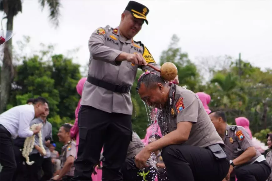 Ratusan Polisi di Malang Lakukan Siraman Air Kembang