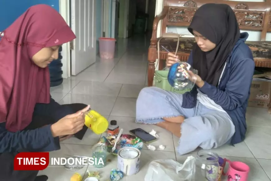 Inspiratif! Mahasiswa Tuli Asal Gresik Sulap Barang Bekas Jadi Karya Seni