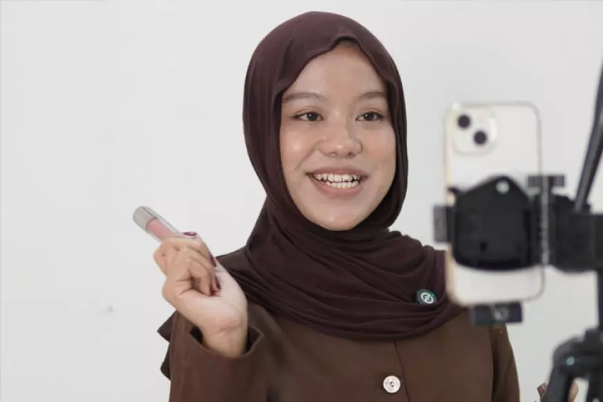 Mahasiswa Surabaya Ikuti Simulasi Live Host TikTok Shop