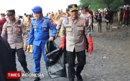 Dukung Gerakan Indonesia Asri, Kapolresta Banyuwangi Punguti Sampah di Pantai GWD