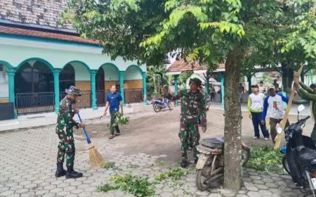 Sambut Ramadan, Satgas TMMD 127 Kodim 0809/Kediri Bersihkan Masjid