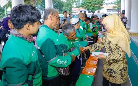 Satu Tahun Dilantik Prabowo, Khofifah dan Emil Santuni Anak Yatim dan Pengemudi Ojol