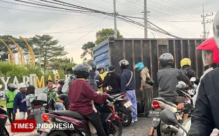 Akibat Kabel Semrawut, Pengendara Motor di Gresik Jadi Korban Tertimpa Kontainer Truk