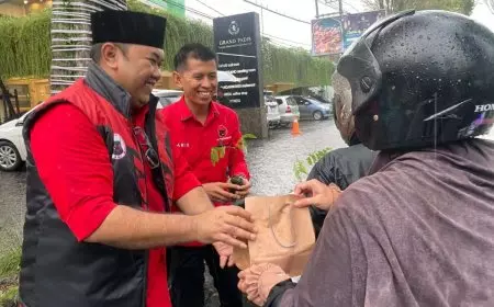 Tak Hanya Takjil, Kader PDIP Bondowoso Berbagi Pohon Jelang Buka Puasa