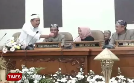 Beri Pujian dan Sawer Wakil Ketua DPRD Kota Banjar, KDM: Seniman Bisa Jadi Legislator