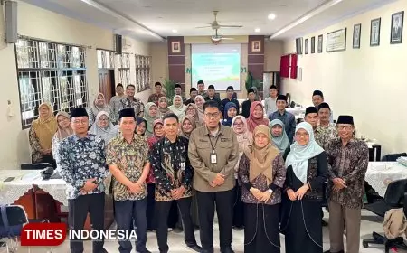 Khiki Ardiano: Dwi Retno Palupi Kepala Madrasah yang “Sat Set Wat Wet” dan Berkomitmen pada Gerakan GPBLHS