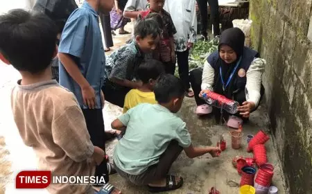 Mahasiswa KSM-T UNISMA Edukasi Pilah Sampah, Disulap jadi Pot Bunga