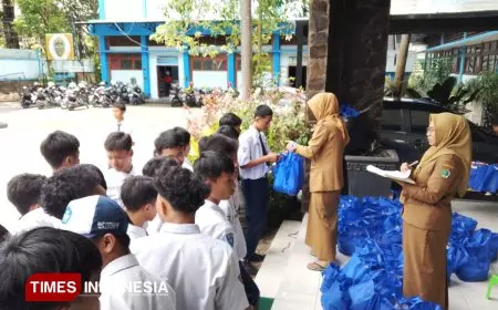 MBG Tetap Berjalan Saat Ramadan 2026, Siswa SMPN 6 Malang Terima Paket Makanan Kering