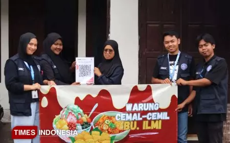 Dorong UMKM Naik Kelas: Mahasiswa KSM-T UNISMA Fasilitasi Banner Usaha dan Pembayaran QRIS