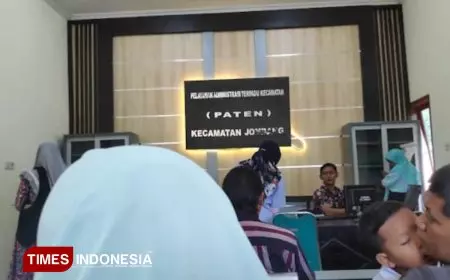 Sempat Kekurangan Blanko, Kecamatan Jombang Distribusikan Ribuan KTP-el kepada Masyarakat