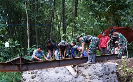 TMMD Ke-127 Kodim 0808 Blitar Kebut Pengelasan WF Jembatan di Desa Krisik