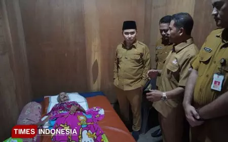 Bupati Mojokerto Jenguk Lansia Hidup Sebatang Kara di Pacet