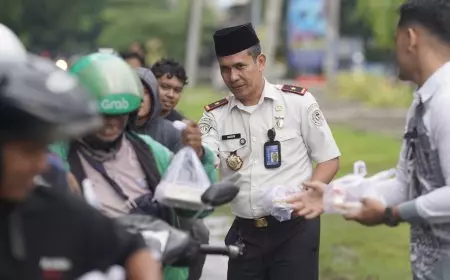 Imigrasi Surabaya Bagikan Ratusan Takjil, Perkuat Kedekatan dengan Masyarakat di Ramadan