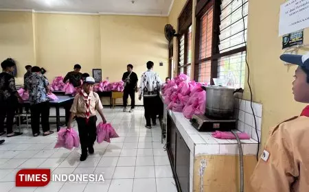 Pembagian MBG Menu Kering di SMPN 11 Malang Lancar, Wali Murid Ingatkan Kualitas Buah