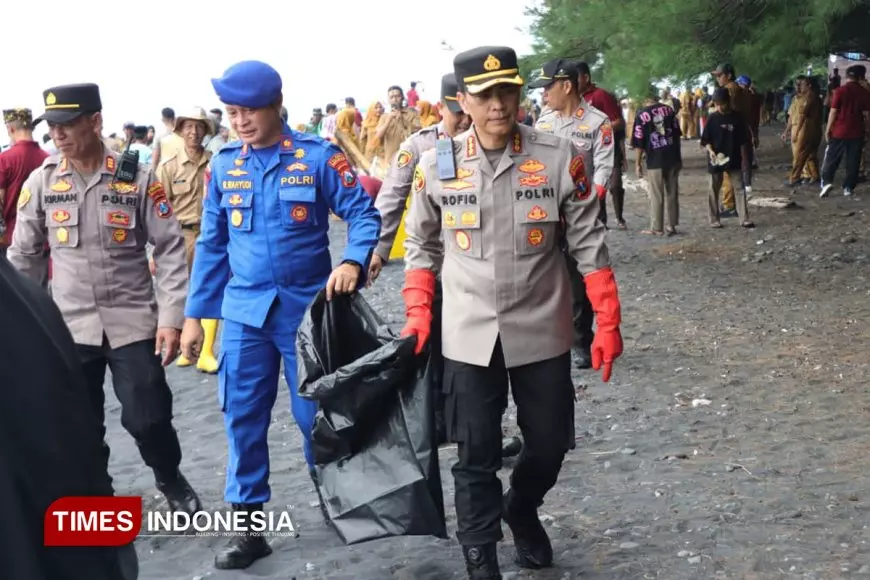 Dukung Gerakan Indonesia Asri, Kapolresta Banyuwangi Punguti Sampah di Pantai GWD