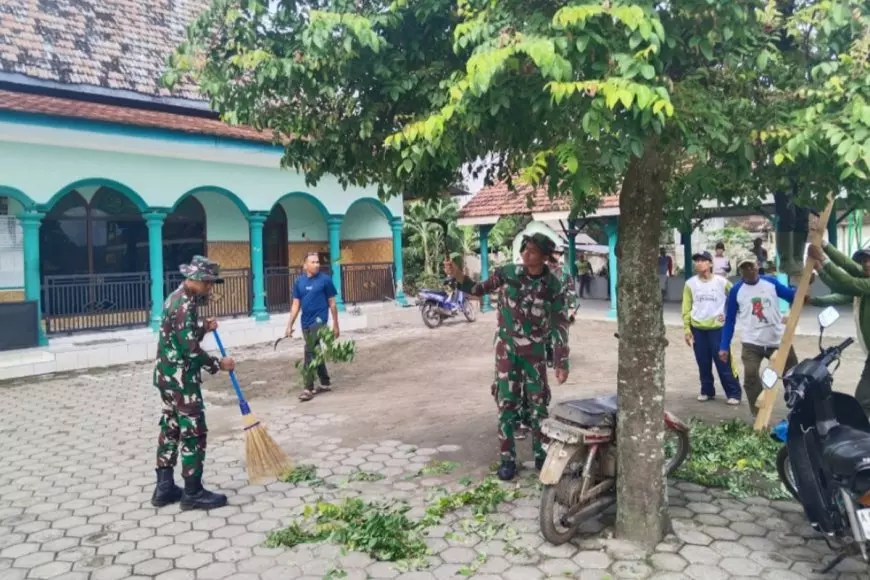 Sambut Ramadan, Satgas TMMD 127 Kodim 0809/Kediri Bersihkan Masjid