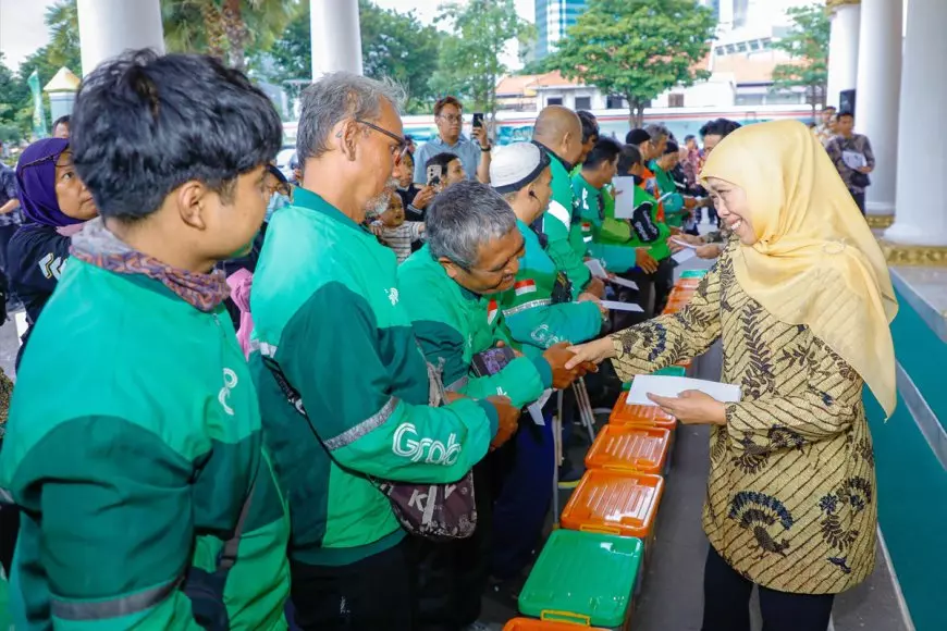 Satu Tahun Dilantik Prabowo, Khofifah dan Emil Santuni Anak Yatim dan Pengemudi Ojol