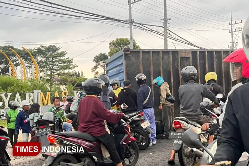 Akibat Kabel Semrawut, Pengendara Motor di Gresik Jadi Korban Tertimpa Kontainer Truk