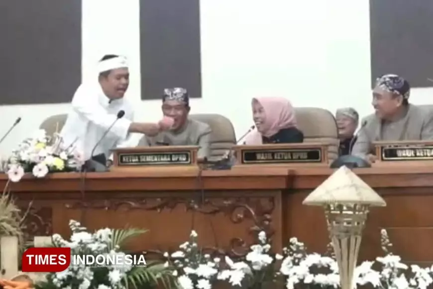 Beri Pujian dan Sawer Wakil Ketua DPRD Kota Banjar, KDM: Seniman Bisa Jadi Legislator