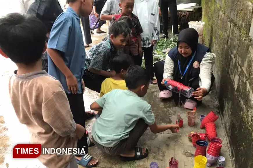 Mahasiswa KSM-T UNISMA Edukasi Pilah Sampah, Disulap jadi Pot Bunga