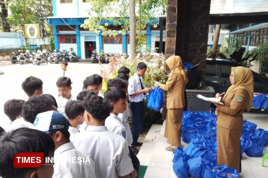 MBG Tetap Berjalan Saat Ramadan 2026, Siswa SMPN 6 Malang Terima Paket Makanan Kering