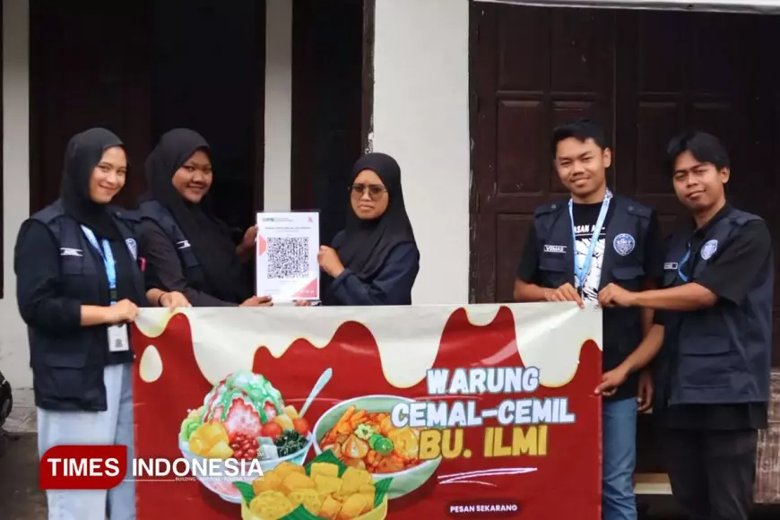Dorong UMKM Naik Kelas: Mahasiswa KSM-T UNISMA Fasilitasi Banner Usaha dan Pembayaran QRIS