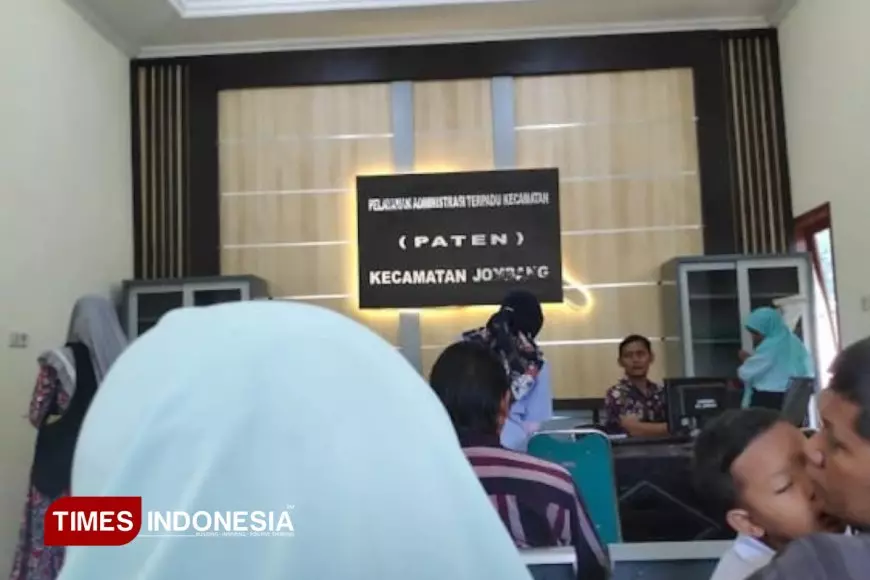 Sempat Kekurangan Blanko, Kecamatan Jombang Distribusikan Ribuan KTP-el kepada Masyarakat