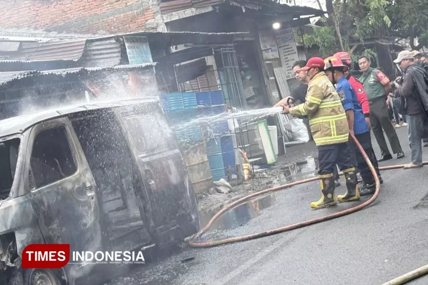 Kebakaran Mobil di Malang Sambar Dua Kios Hingga Meledak, Dugaan Akibat Percikan Las