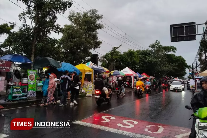 Pasar Takjil Jalan Raya Tumapel Jadi Magnet Warga Singosari Berburu Menu Berbuka