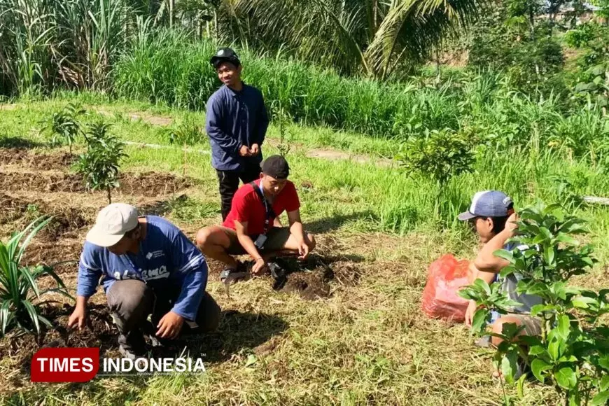 Kelompok 6 KSM-T UNISMA HIjaukan Desa, Aksi Nyata Tanam Pohon untuk Masa Depan Lingkungan
