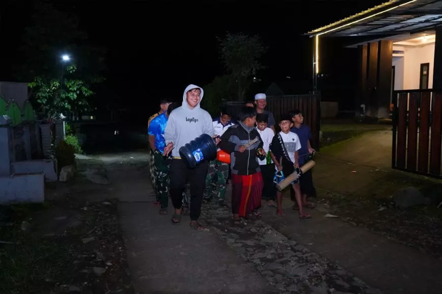 Satgas TMMD Ke-127 Kodim 0808 Blitar Pererat Kebersamaan Warga Desa Krisik Lewat Gema Sahur