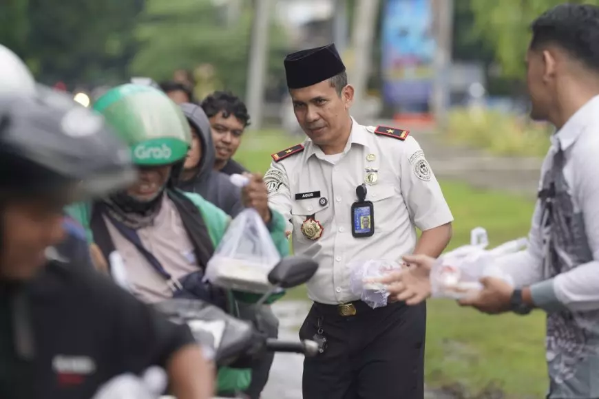 Imigrasi Surabaya Bagikan Ratusan Takjil, Perkuat Kedekatan dengan Masyarakat di Ramadan