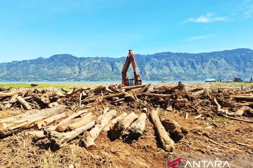 Mendagri: Kayu Hanyutan Banjir Kini Sah Digunakan untuk Bangun Hunian Pasca-Bencana