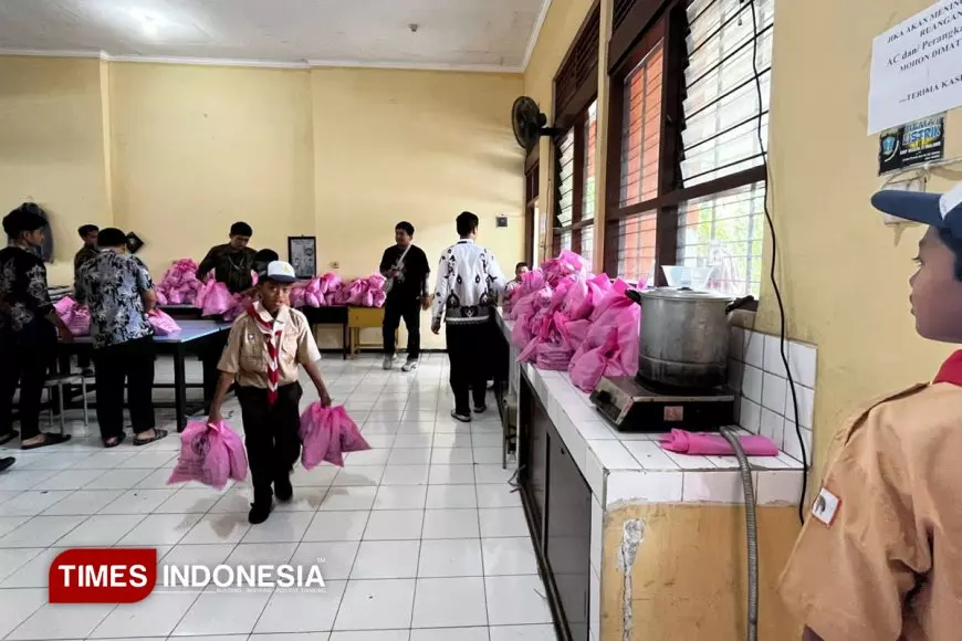 Pembagian MBG Menu Kering di SMPN 11 Malang Lancar, Wali Murid Ingatkan Kualitas Buah
