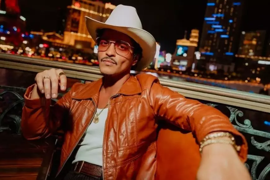 Setelah 10 Tahun, Bruno Mars Rilis Album Solo Baru “The Romantic”