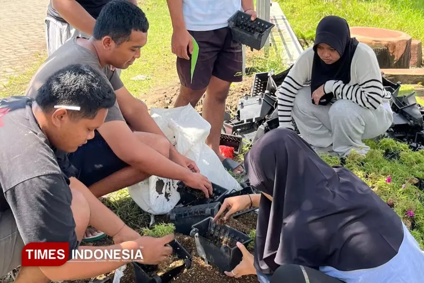 KSM-N UNISMA Lakukan Penanaman Bunga Krokot untuk Memperindah Taman Desa Kedunganyar