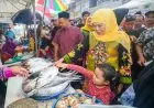 Moment Gubernur Khofifah Ajak Cucu Kunjungi Pasar Bandeng di Gresik