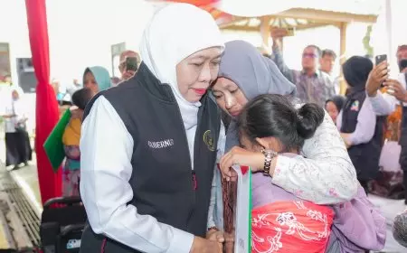 Ingin Warga Bebas Rentenir, Gubernur Khofifah Gelontor Bansos Rp5,26 Miliar di Banyuwangi